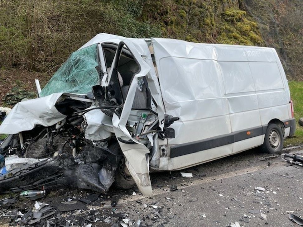 Der 52-jährige Fahrer des entgegenkommenden Transporters wurde mit schweren Verletzungen ins Krankenhaus gebracht.