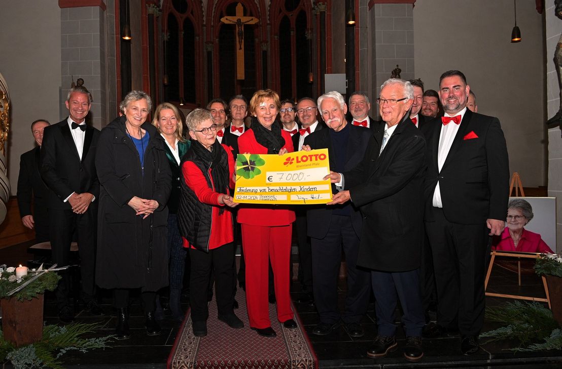 Beim Benefizkonzert der Mainzer Hofsänger wurde ein Scheck an den Vorstand der Lea Ackermann Stiftung übergeben.