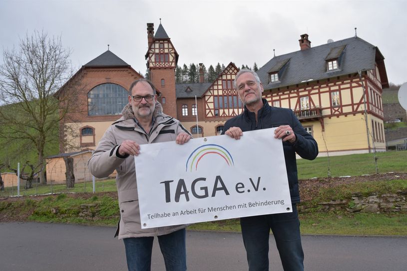 Volker Emmrich (links) und Bernd Krieger vor dem Gut Avelsbach