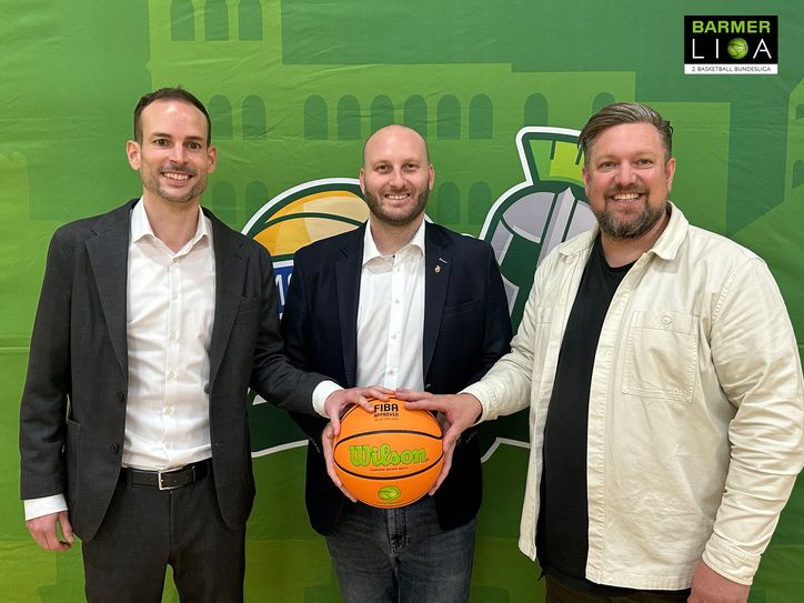 David Neyses, Prokurist | CFO WI Energy GmbH (links), Andre Ewertz, Geschätsführer RÖMERSTROM Gladiators Trier (mitte), Michael Reichert, Geschäftsführer der WI Energy GmbH (rechts)