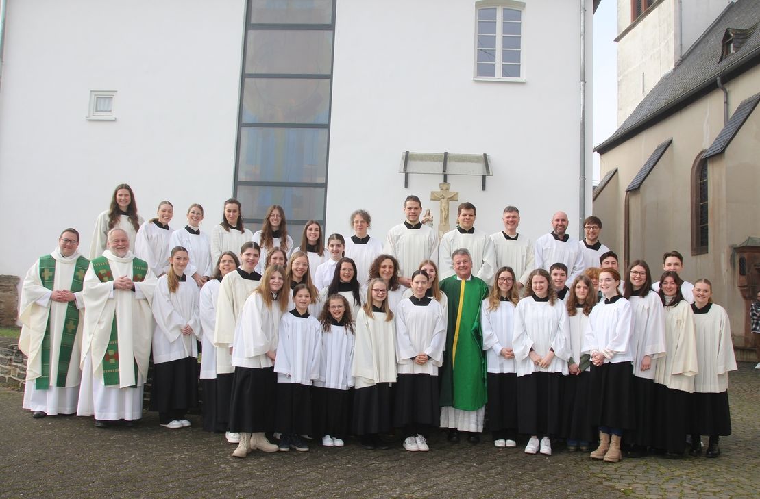 Der scheidende Pastor Matthias Biegel (Mitte) war sichtlich gerührt über die vielen Messdiener aus drei Jahrzehnten; mit auf dem Bild von links: Dekan Dr. Jonas Weller und Pastor Dr. Helmut Gehrmann.