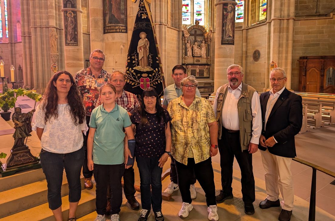 Der Vorstand der Böttcher- und Weinküfer-Innung Mosel-Saar-Ruwer samt Familienmitgliedern in der Liebfrauen-Basilika in Trier. Johannes Lorscheider (2. v. r.) gab das Amt des Obermeisters an Markus Benzmüller (2. v. l.) ab. Mit dabei auch Handwerkskammer-Präsident Rudi Müller (rechts). Im Hintergrund die 130 Jahre alte Innungsfahne.
