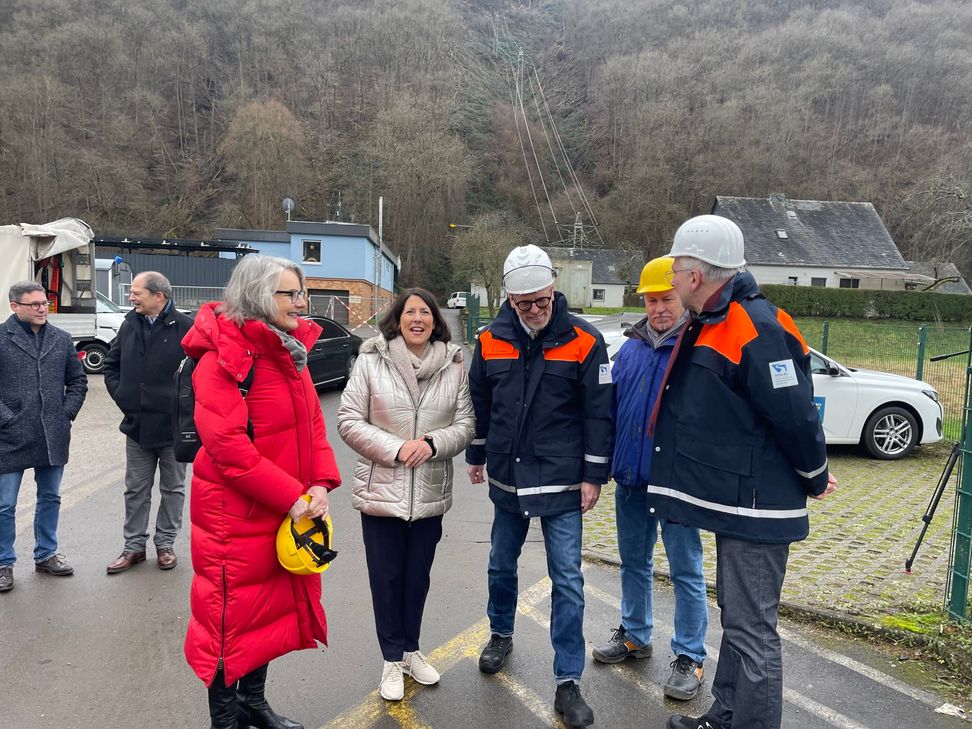 Ministerin Daniela Schmitt (zweite von links) dankte im Müden den Mitarbeiterinnen und  Mitarbeitern des Wasser- und Schifffahrtsamtes für ihren besonderen Einsatz nach der Havarie.