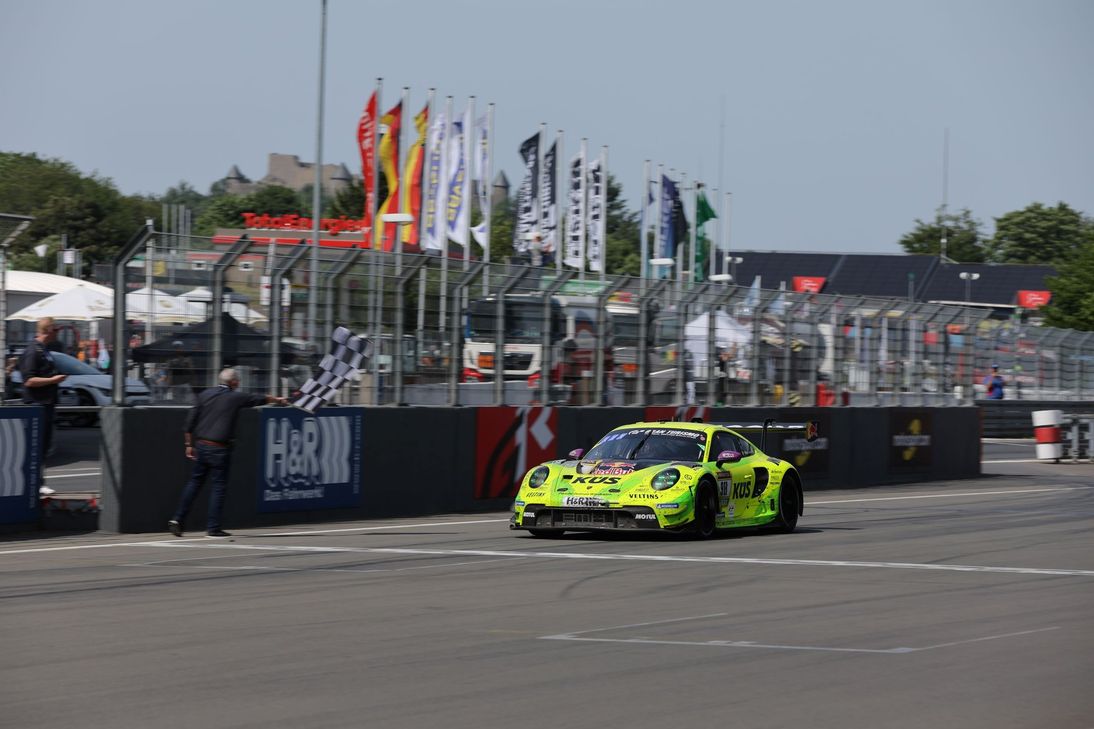 Der Manthey-Porsche muss sich mit Platz zwei zufrieden geben.