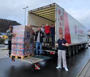 Palettenweise Pakete aus der Region bei der Abholung durch den Weihnachtstrucker 2024 an der Trierer Johanniter-Dienststelle: 490 vor Ort und Hunderte online gepackte Pakete kamen hier zusammen.