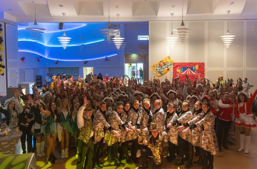 Närrische Machtübernahme in Boppard: Die Stadtmöhnen fordern den Rathausschlüssel von Bürgermeister Jörg Haseneier in der Stadthalle.