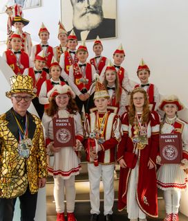 Bürgermeister Jörg Haseneier empfängt das Kinderprinzenpaar aus Oppenhausen samt Gefolgschaft in der Stadthalle.