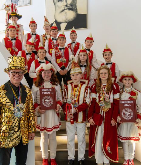 Bürgermeister Jörg Haseneier empfängt das Kinderprinzenpaar aus Oppenhausen samt Gefolgschaft in der Stadthalle.