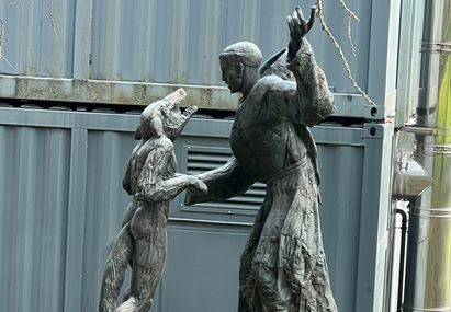 Der Heilige Franz von Assisi zähmte einst einen Wolf und brachte ihn mit den Menschen zusammen- Pater Laurentius hat das in dieser Skulptur am Vossenacker Franziskusweg dargestellt. Auch die Aufarbeitung der Missbrauchsstudie lebt von Anklage, Verständnis und Begleitung.