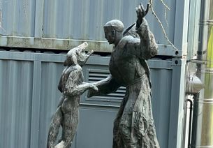 Der Heilige Franz von Assisi zähmte einst einen Wolf und brachte ihn mit den Menschen zusammen- Pater Laurentius hat das in dieser Skulptur am Vossenacker Franziskusweg dargestellt. Auch die Aufarbeitung der Missbrauchsstudie lebt von Anklage, Verständnis und Begleitung.