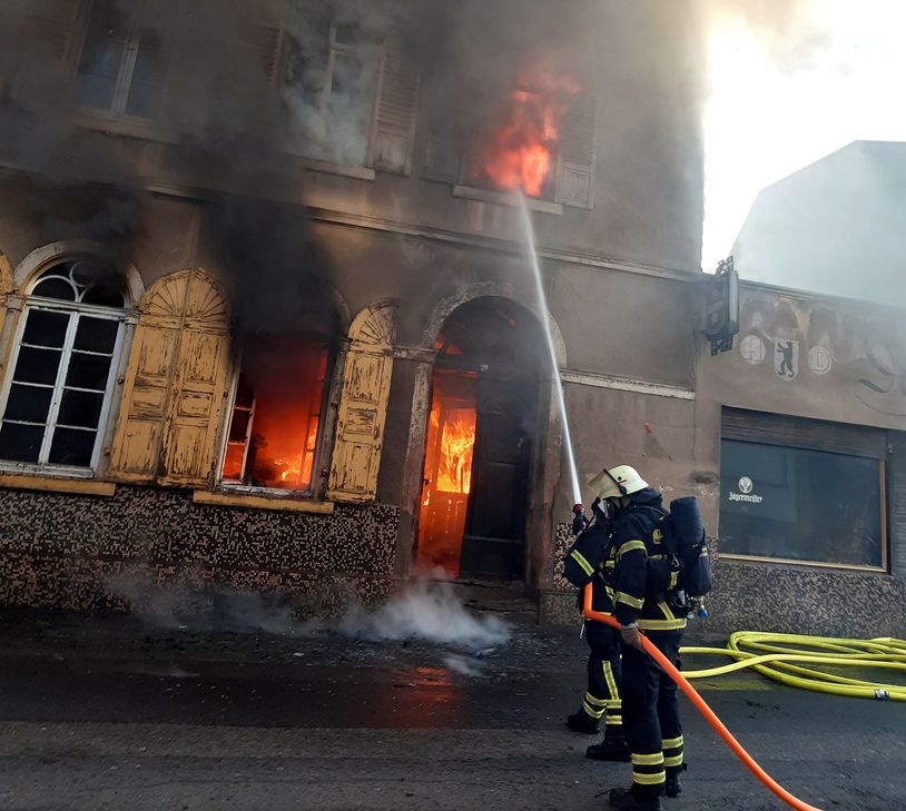 Wegen des Brandes in einer nicht mehr genutzten Gaststätte ist die Rüdesheimer Straße ind Bad Kreuznach bis mindestens 20 Uhr gesperrt.