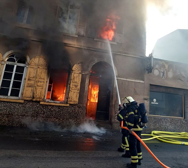 Wegen des Brandes in einer nicht mehr genutzten Gaststätte ist die Rüdesheimer Straße ind Bad Kreuznach bis mindestens 20 Uhr gesperrt.