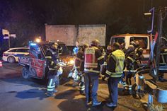 Einsatzkräfte am Freitagabend unterhalb der Ehranger Kanzel. Sie retteten ein Paar aus dem Wald, das abgestürzt war.