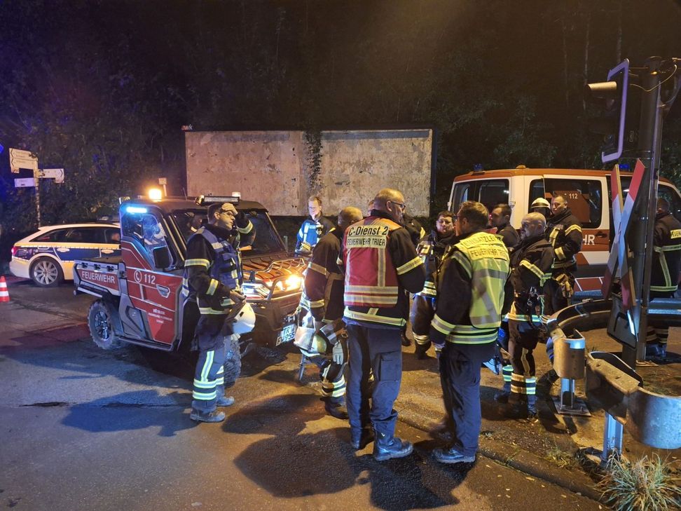 Einsatzkräfte am Freitagabend unterhalb der Ehranger Kanzel. Sie retteten ein Paar aus dem Wald, das abgestürzt war.
