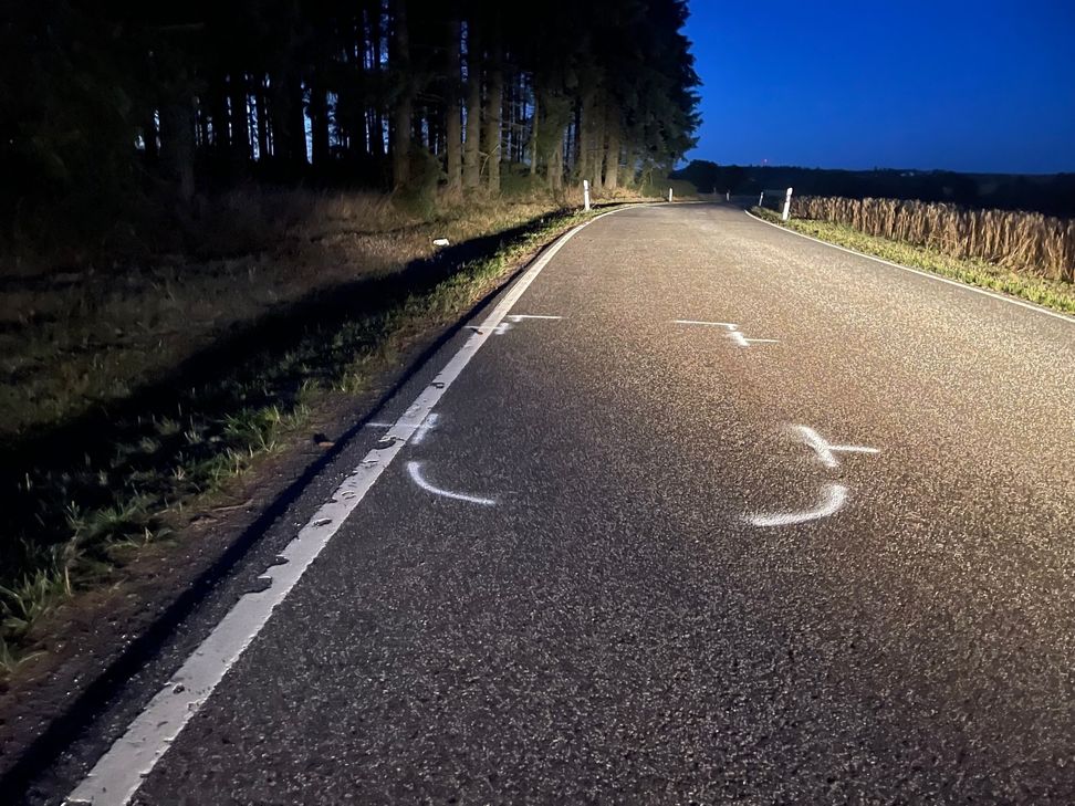 Die Spuren auf der L 102 zwischen Filz und Auderath lassen erkennen, wo sich der schwere Verkehrsunfall am Abend ereignete.