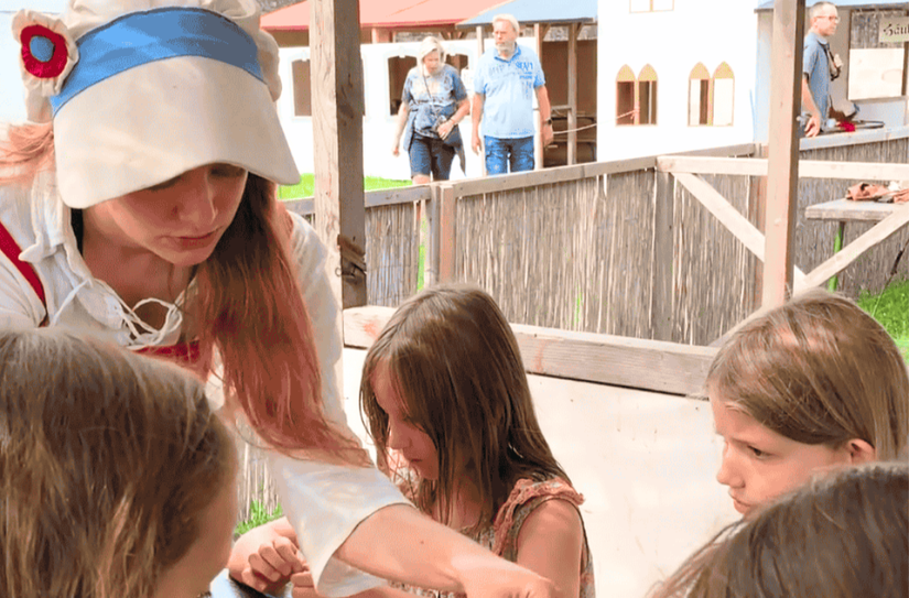 In der Näherei lernen die “Lehrlinge”, wie man französische Kokarden näht.