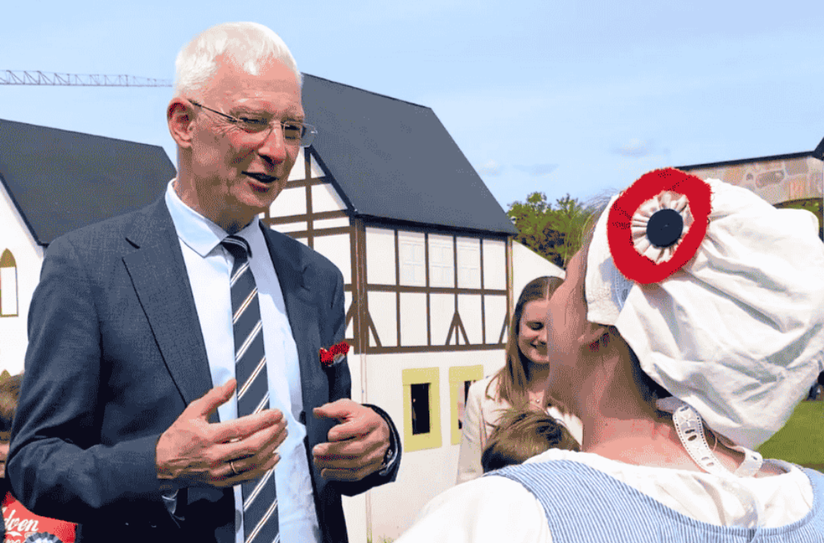 Die “Madame la Maire“ übergibt OB Leibe den Schlüssel zum Tor der Spielstadt.