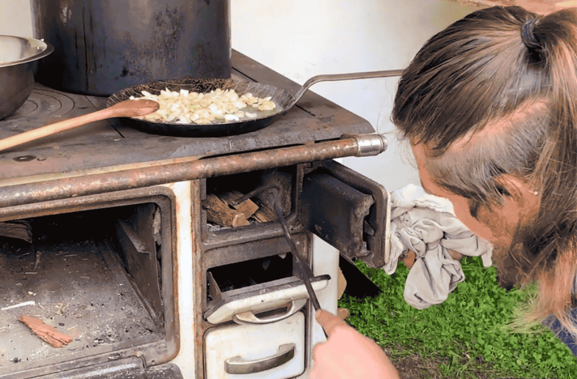 Gekocht wird zeitgemäß auf dem Feuerherd.
