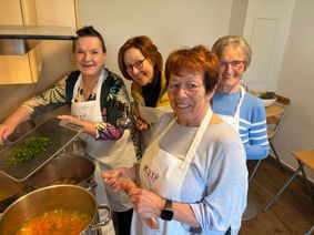 Gabi Vogelsberg-Pinnow, Edith Claahsen, Dorothee Völl und Maria Peters helfen fleißig bei den Vorbereitungen zum Mittagstisch in Rohren.