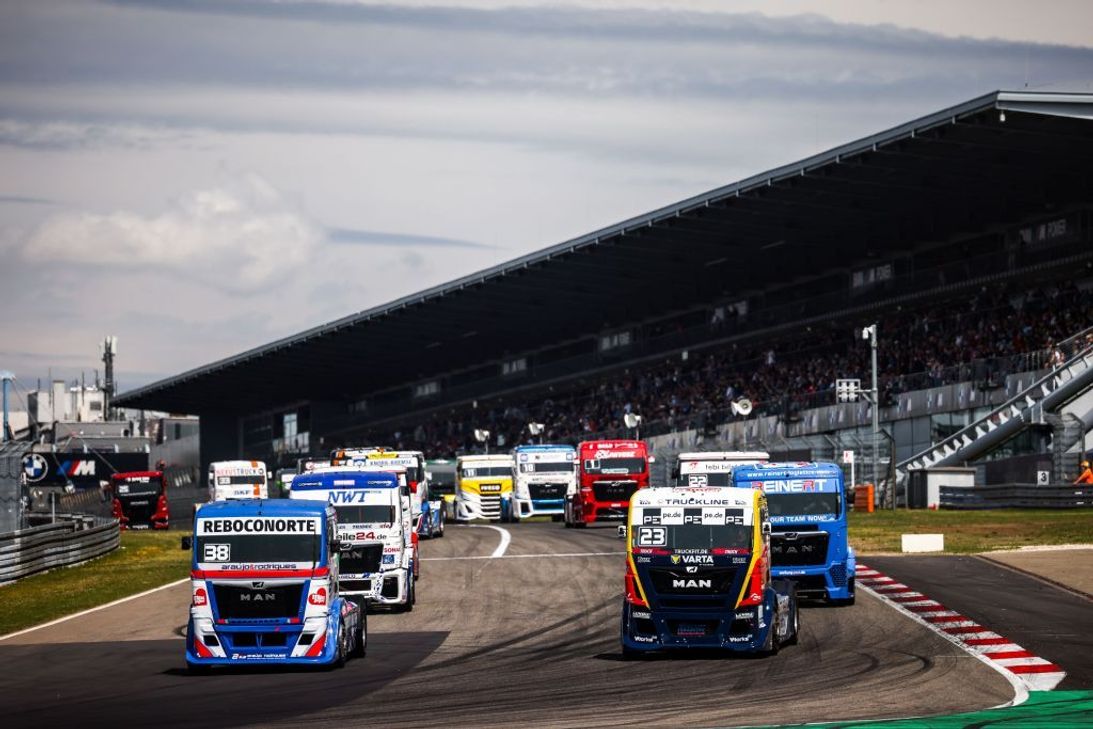 Zum 40. Jubiläum des Internationalen Shell ADAC Truck-Grand-Prix liefern sich die Race-Trucks auf dem Nürburgring spektakuläre Positionskämpfe – ein Highlight des Juli-Programms.