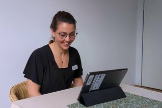Hebamme Annika Frank bei der digitalen Hebammensprechstunde "Telehebamme".