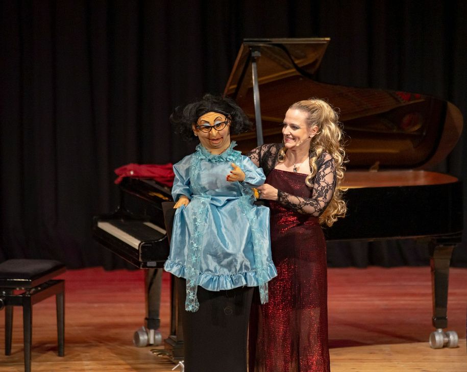 Bauchsängerin Murzarella war mit ihrer Music-Puppet-Show zu Gast im Stadttheater. Foto: Wintgen