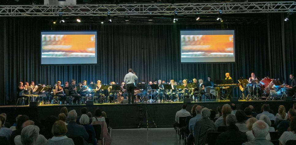 Das Projektorchester des MV Kreuzweingarten-Rheder spielte live zu Kurzfilmen. Foto: Wintgen