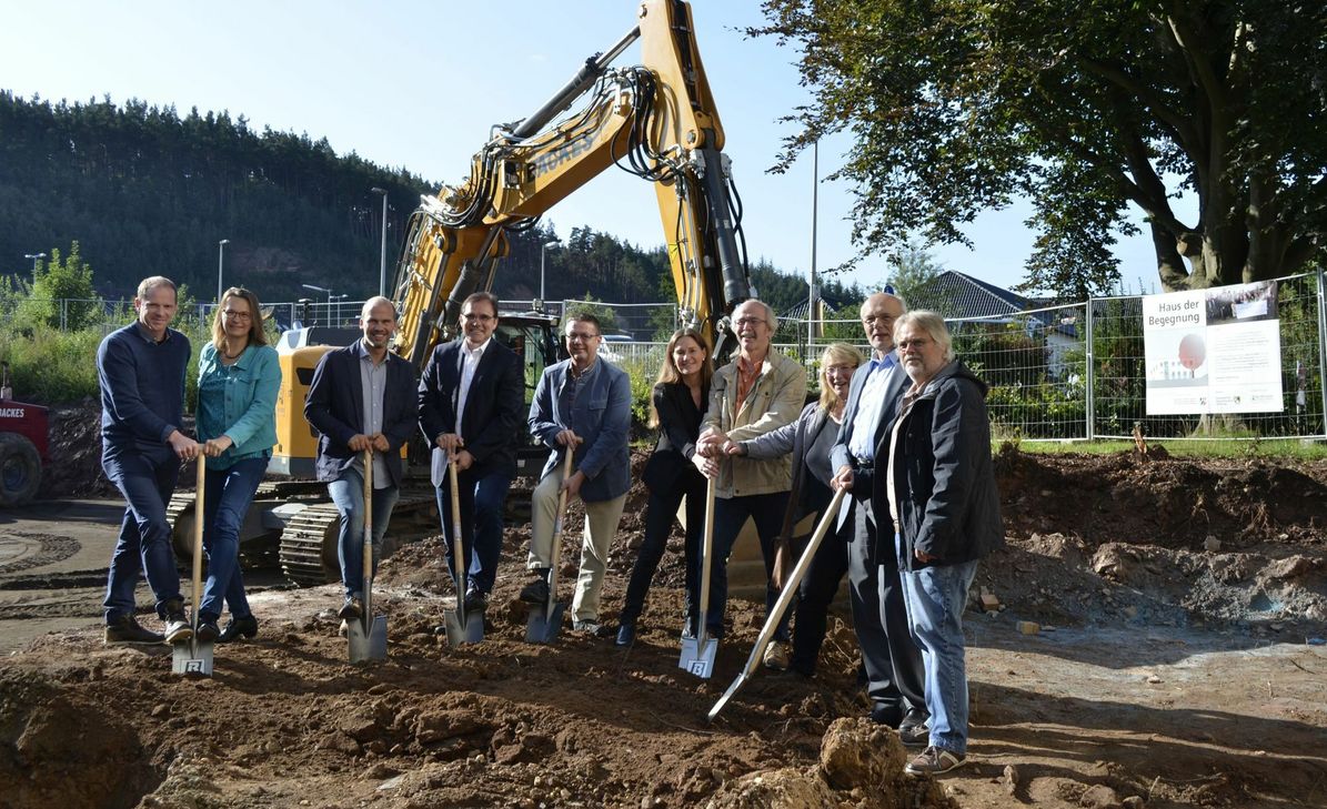 Sie stießen den Spaten ins Kaller Erdreich und gaben damit den Startschuss für den Bau des Hauses der Begegnung: Dirk Thoß (v.l.), Bettine Scheer, Marcus Auel, Michael Heller, Guido Keutgen, Alice Gempfer, Werner Herbrand, Sabine Züll, Hans Reiff und Ekkehard Fiebrich. mn-Foto