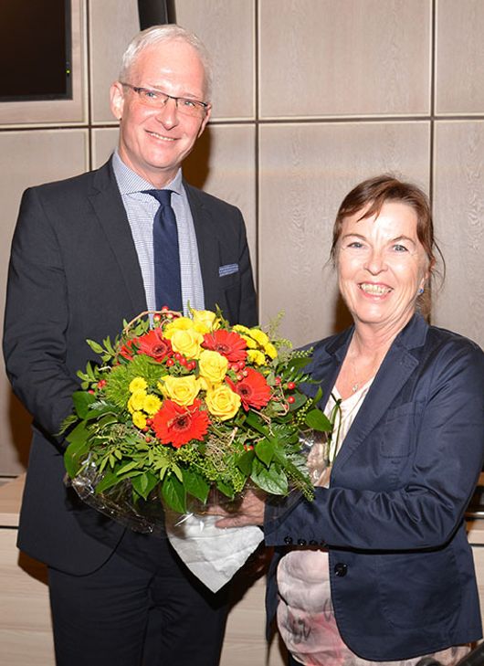 Nach ihrer Wahl zur neuen Bürgermeisterin nimmt Elvira Garbes Glückwünsche und einen Blumenstrauß in den Trierer Stadtfarben von OB Wolfram Leibe entgegen. Foto: Presseamt Stadt Trier