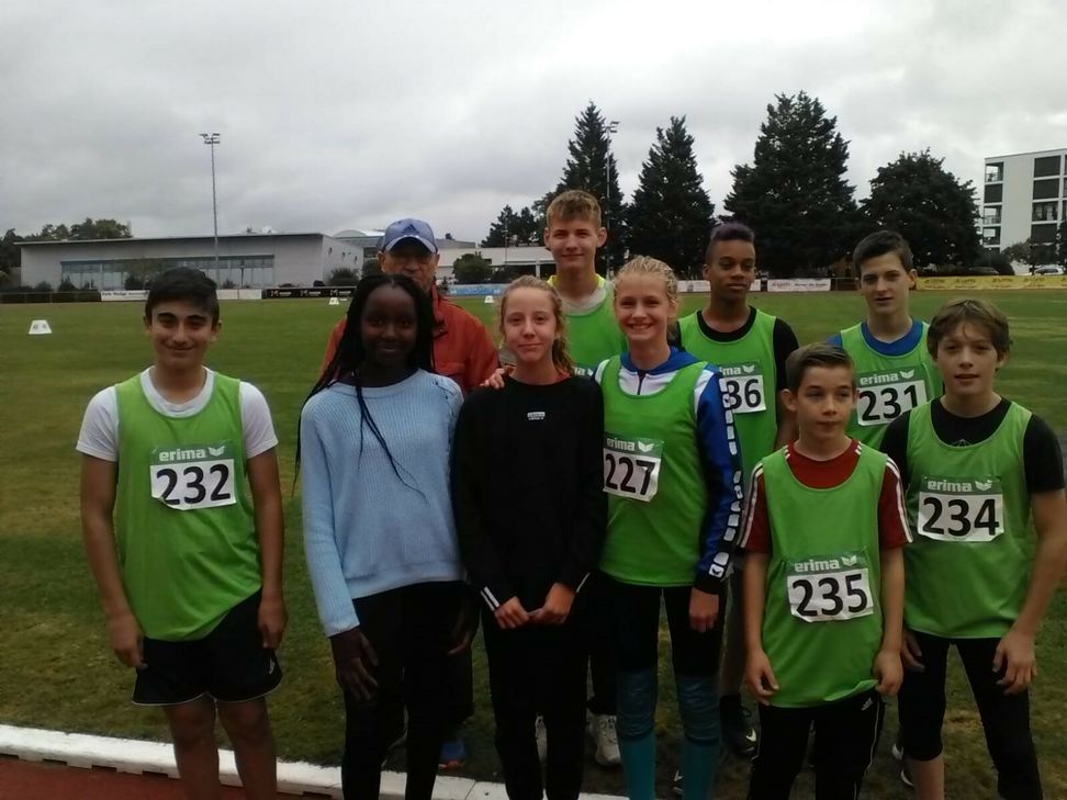 Die Teilnehmer aus dem Kreis mit Betreuer Roland Moock. Foto: Reinhard Altenhofen