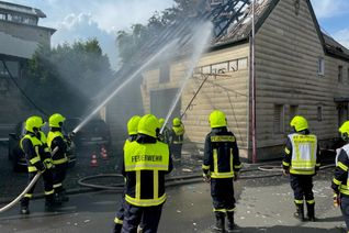 Die Scheune stand beim Eintreffen der Feuerwehr bereits in Vollbrand, wurde von den Einsatzkräften aber schnell gelöscht. Foto: Freiwillig Feuerwehr Mehren