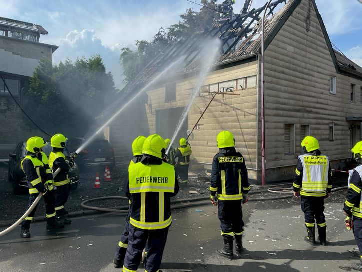 Die Scheune stand beim Eintreffen der Feuerwehr bereits in Vollbrand, wurde von den Einsatzkräften aber schnell gelöscht. Foto: Freiwillig Feuerwehr Mehren