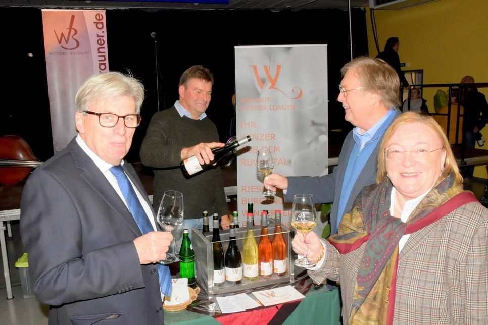 Winzer Werner Longen schenkt Weinfreunden ein beim Ruwer-Weinmarkt in Waldrach. Hier im Bild Kasels Ortsbürgermeister Karl-Heinrich Ewald (l.) sowie rechts Alfons und Luise von der Lahr. Foto: Schmieder