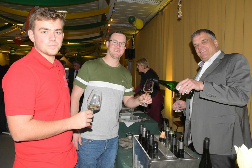 Beim Ruwer-Weinmarkt ebenfalls vertreten war Waldrachs Ortsbürgermeister Rainer Krämer vom Weingut Johann Krämer-Meyer. Hier schenkt er Philipp Steffes (Mitte) und Louis Roos ein. Foto: Schmieder