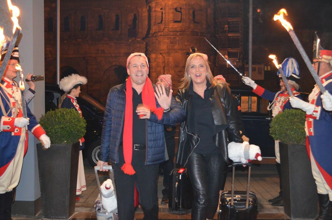 Peter I. und Anja I. von Hagatec betreten das Hotel