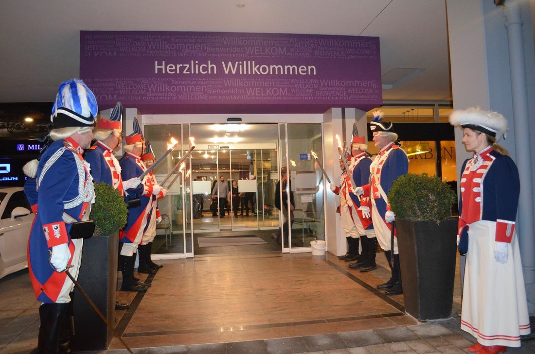 Empfang vor dem Hotel