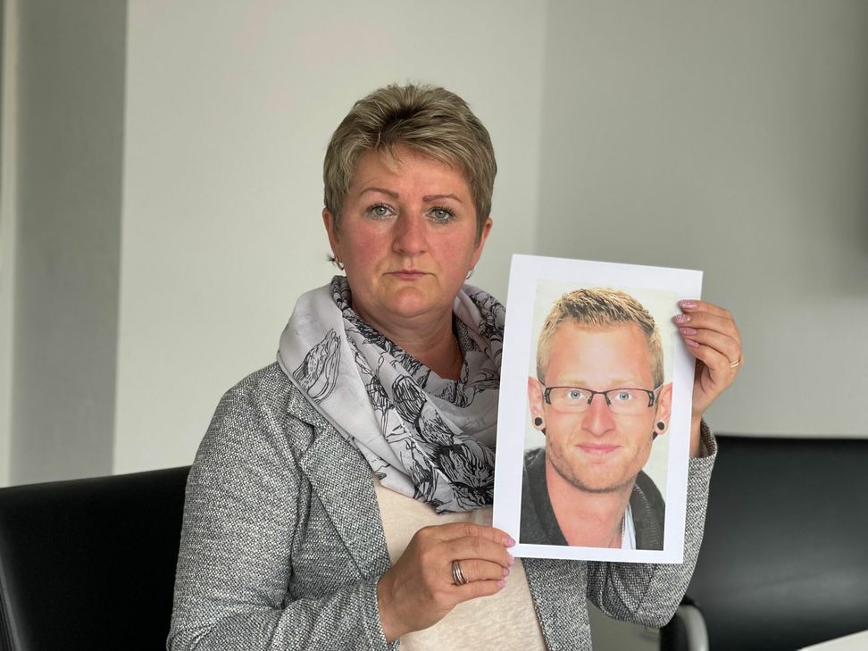 Antonia D. mit einem Foto ihres Sohnes Roman. Der 30-Jährige ist nach einem Verkehrsunfall Schwerstpflegefall. Seine Mutter besucht ihn mehrmals die Woche in einer Pflegeeinrichtung. Die 51-Jährige kämpft für ihn um Therapiemöglichkeiten. Foto: Zender