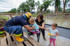 In Ahrweiler hat eine weitere Gierseilfähre des THW ihren Betrieb über die Ahr aufgenommen. In Höhe der Altstadt dient sie vor allem Nutzer/innen der ehemaligen Ahrtorbrücke als Alternative zur Überquerung des Flusses.
