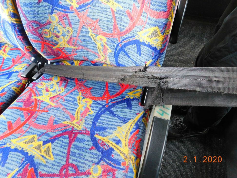 Ein defekter Sicherheitsgurt im sichergestellten Bus,