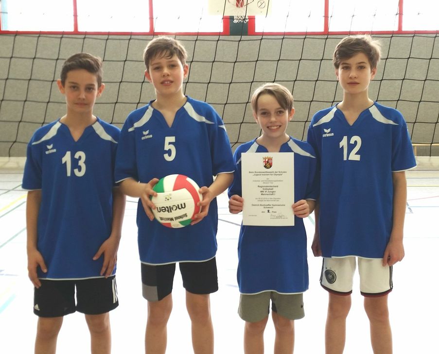Die Jungen der Volleyball-AG am Dietrich-Bonhoeffer-Gymnasium haben beim Regionalentscheid Jugend trainiert für Olympia Volleyball in Idar-Oberstein in der jüngsten Wettkampfklasse IV einen zweiten und dritten Platz belegt. Fotos: FF
