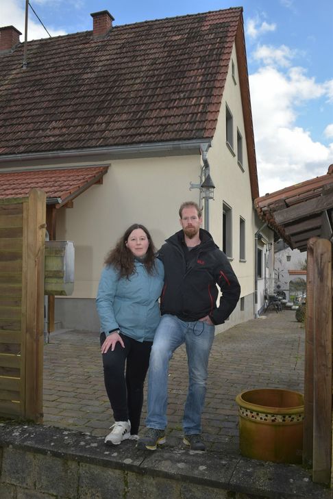 Die Classens vor dem Haus, das sie im Juli den Fluten überlassen mussten.