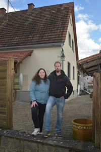 Die Classens vor dem Haus, das sie im Juli den Fluten überlassen mussten.