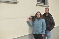 Stefanie und Markus Classen zeigen an ihrer Fassade, wie hoch das Wasser der Sauer stand