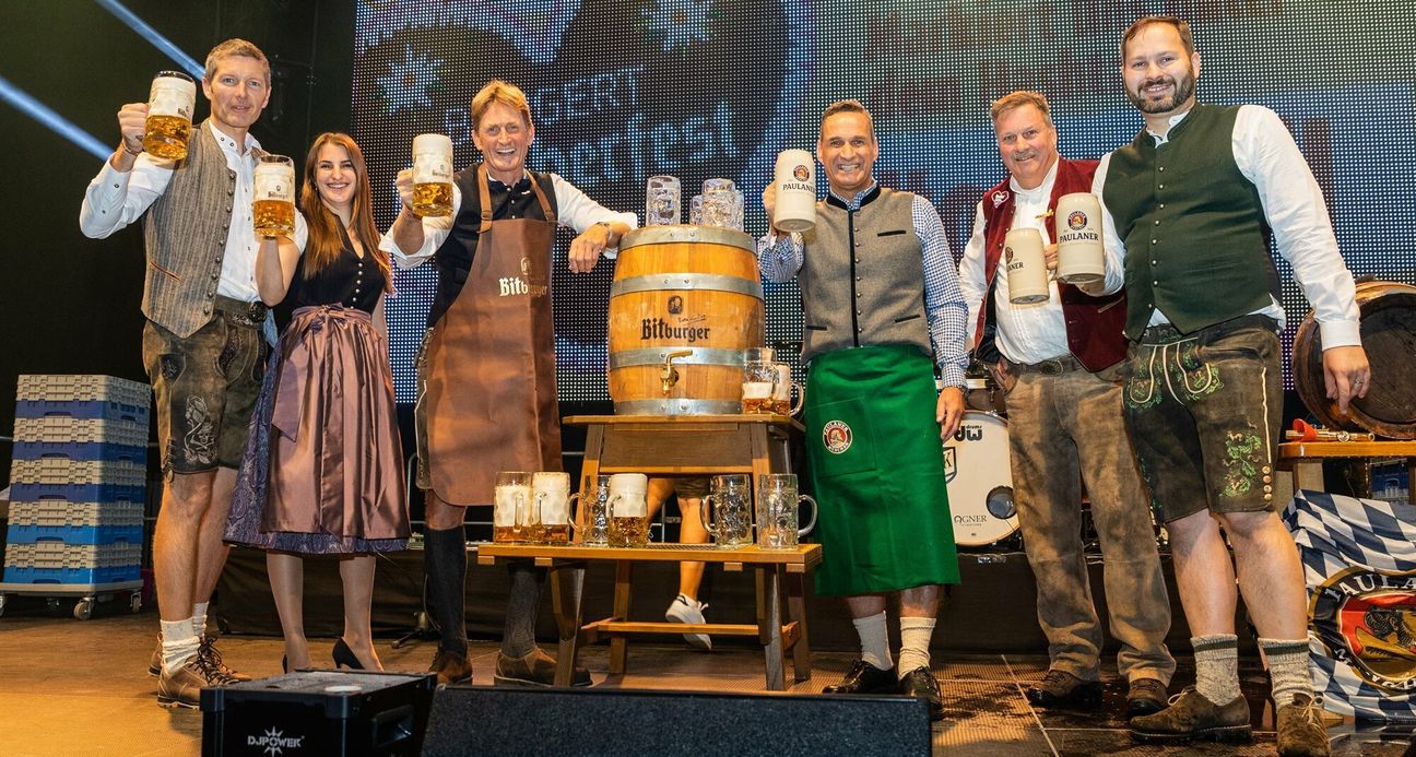 Strahlende Gesichter beim Fassanstich: Endlich wieder Oktoberfest in Wittlich.