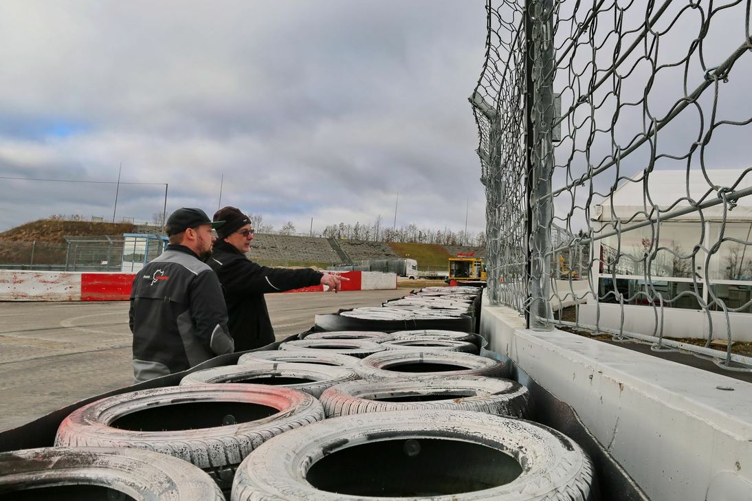 Kontrolle an den Reifenstapeln. Bei der "FIA World Rallycross Championship" gehen die Fahrer nicht zimperlich miteinander um. Dass ein Auto auch mal in der Streckenbegrenzung landet, ist sehr wahrscheinlich.