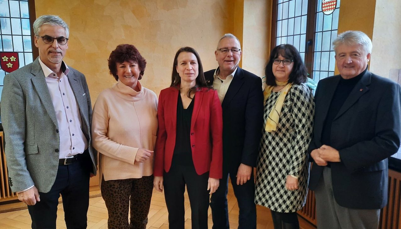 Im Gespräch: Fachbereichsleiter Erich Seul (v.l.), dbb-Landeschefin Lilli Lenz, Landrätin Cornelia Weigand, komba-Landeschef Rolf Führ, komba-Kreisgeschäftsführerin Hiltrud Dahr und dbbKreisverbandschef Werner Kasel.