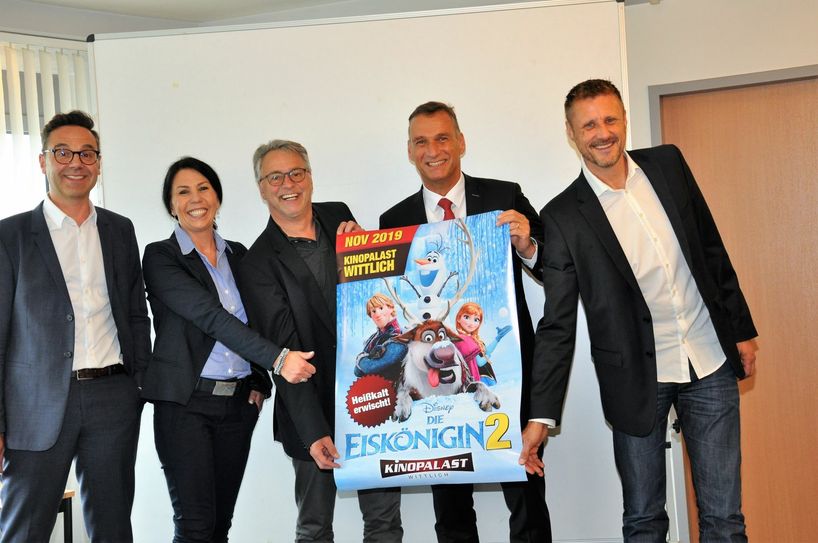 Gut gelaunt bei der Projektpräsentation (v.l.): Architekt Michael Feisthauer, die Kinobetreiber Heike Müller und Kurt Römer, Bürgermeister Joachim Rodenkirch und Rainer Wener von der Wirtschaftsförderung der Stadt Wittlich. Foto: S. Baumann