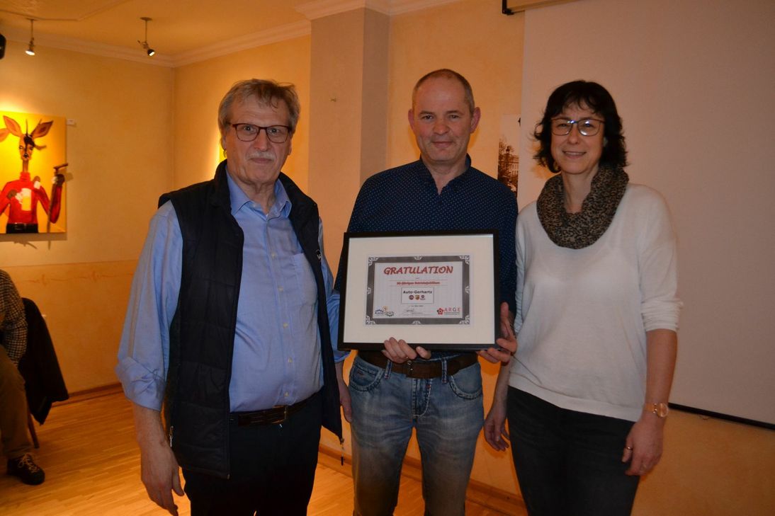 Jörg und Heike Gerhartz vom Illericher Autohaus Gerhartz wurden im Rahmen der Mitgliederversammlung der ARGE Kaisersescher Gewerbetreibender vom Vorsitzenden Siegfried Niederelz (links) für das 50-jährige Bestehen ihres Betriebes geehrt.
