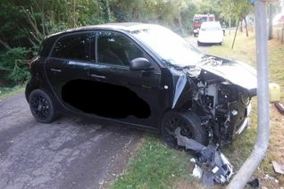 An einer Straßenlaterne endete die Fahrt für eine 18-jährige Fahranfängerin. Foto: Polizei