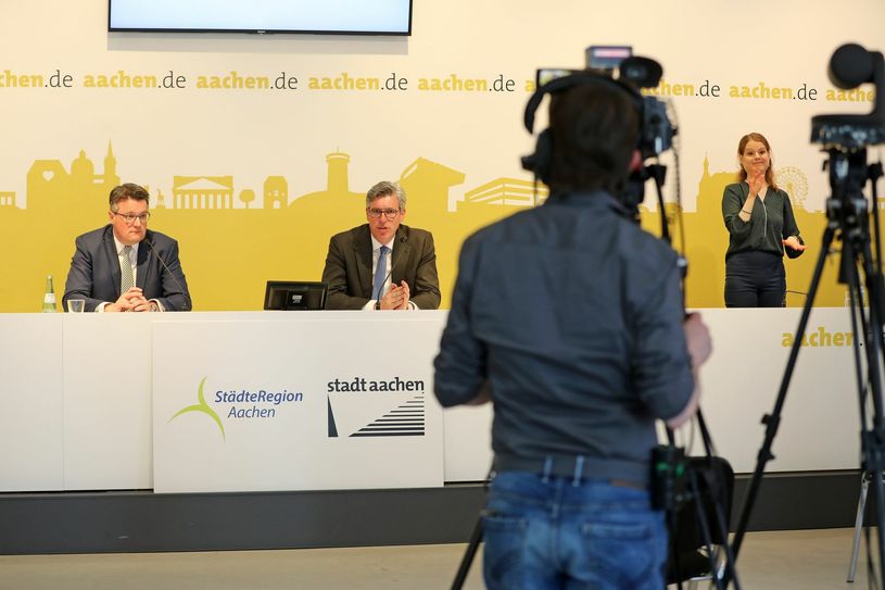 Dr. Tim Grüttemeier und Marcel Philipp informierten über die aktuelle Corona-Lage. Foto: Stadt Aachen